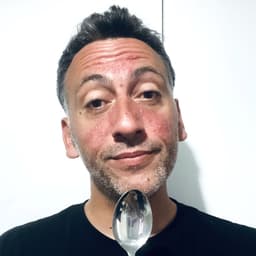 Eline mikrofon yerine kaşık verilen bir Emin resmedelim.